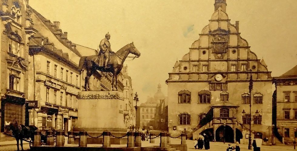 Der Altmarkt mit einem Reiterstandbild von König Albert von Sachsen. Es wurde 1907 eingeweiht und stand bis 1946.