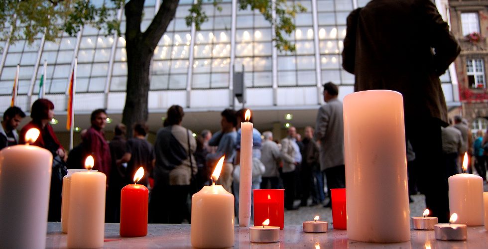 Friedliche Revolution in Plauen: Kerzen brennen am Südportal der Lutherkirche.