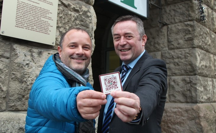 Präsentation des Qr-Codes durch Oberbürgermeister Ralf Oberdorfer und Herrn Schilbach von der denkende portale GmbH. Foto Brand-Aktuell