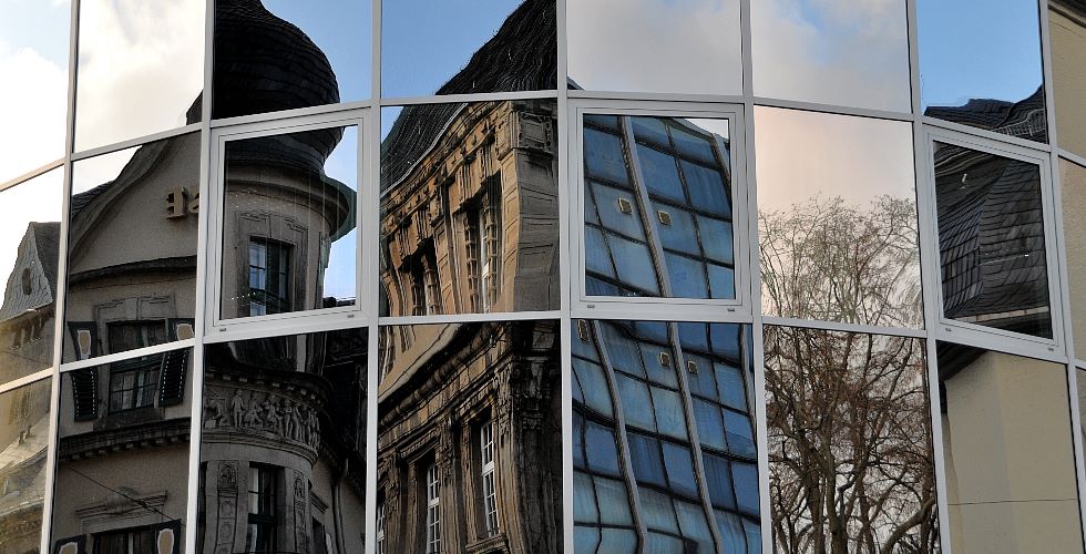An der Glasfassade spiegeln sich das Rathaus, die Sparkasse und die Lutherkirche.An der Glasfassade spiegeln sich das Rathaus, die Sparkasse und die Lutherkirche.