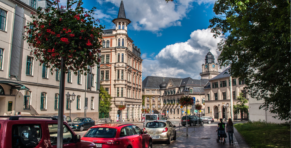 Neundorfer Straße mit Blick zum Rathausturm