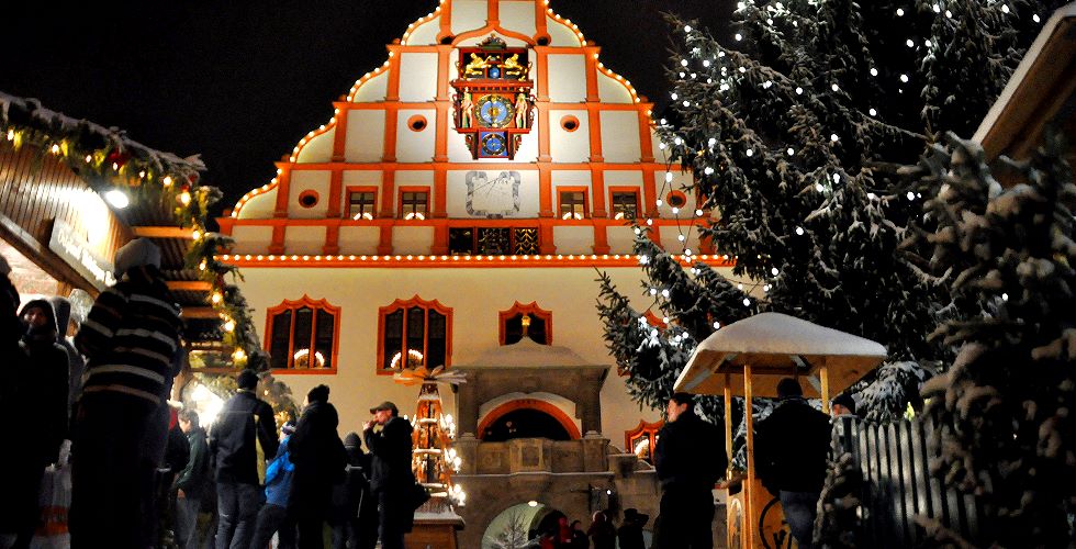 Der verschneite Plauener Weihnachtsmarkt